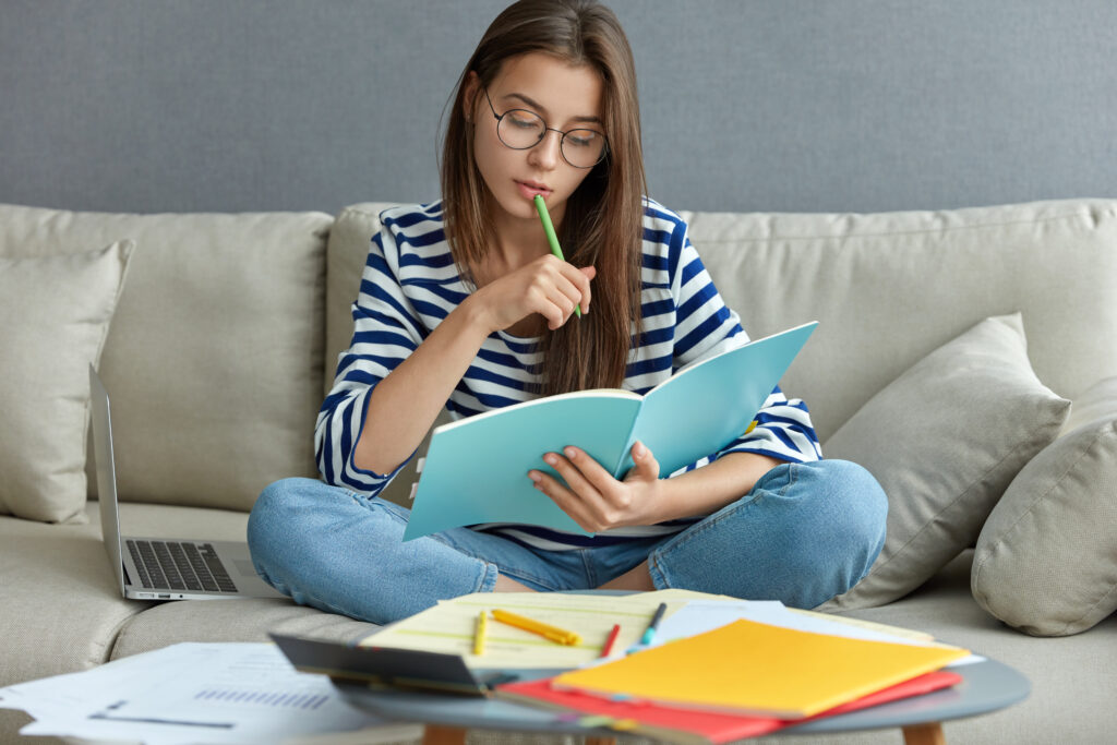 menina estudando para concurso no carderno