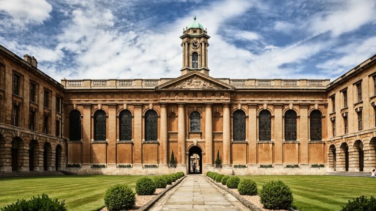 Saiba quanto custa estudar em Oxford e o que precisa para entrar
