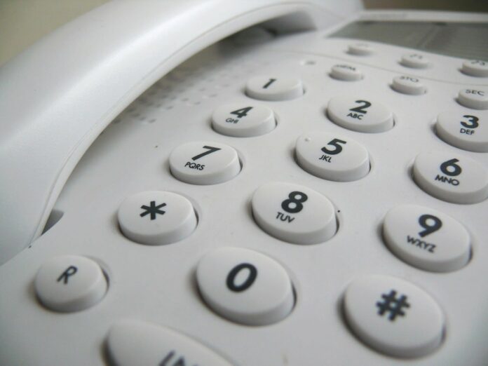 Imagem aproximada do teclado de um telefone fixo branco