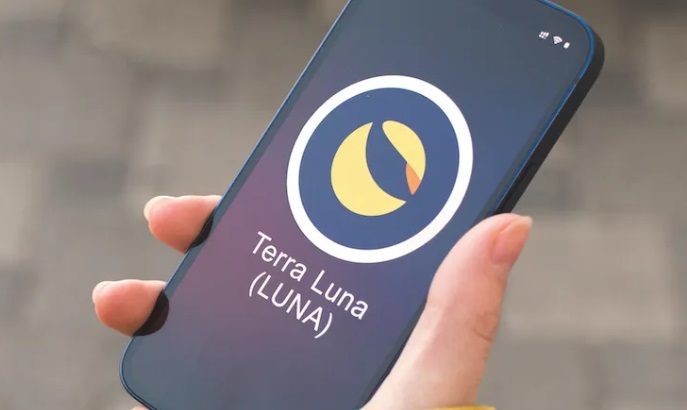 celular aberto na tela da criptomoeda luna