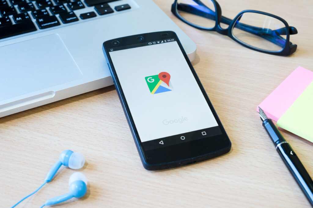 Celular com a interface do Google Maps em uma mesa
