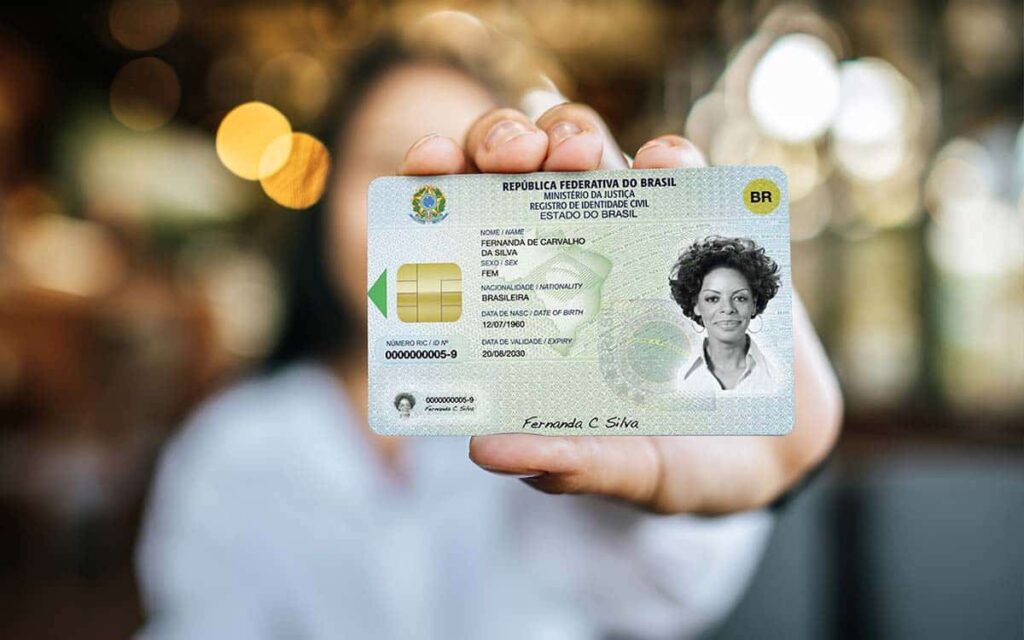 mulher segurando o novo RG Digital