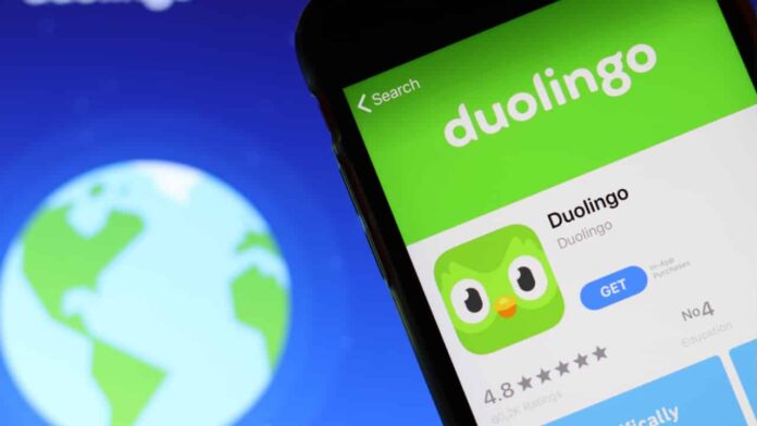 imagem de um celular baixando o app duolingo
