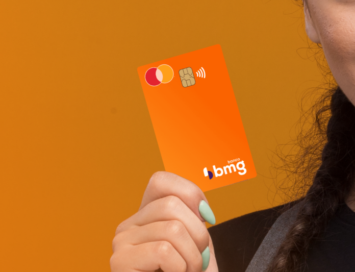 Cartao-BMG mulher segurando o cartão BMG