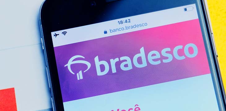 celular aberto na tela do cartão bradesco