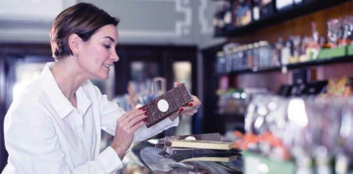 mulher comprando chocolate na cacau show
