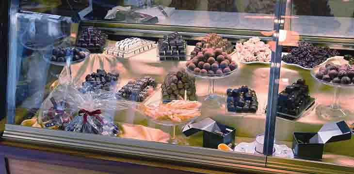vitrine com chocolates da cacau show