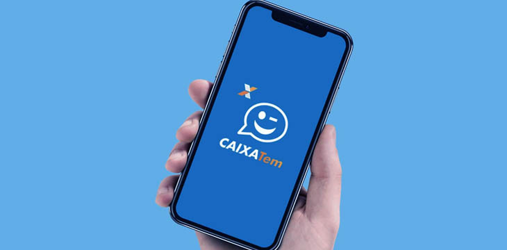 mão segurando celular com app do Caixa Tem na tela