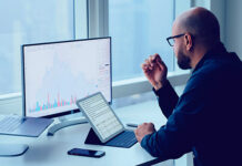 Momento é de transformação como sobrevivência homem em um escritório olhando para uma tela de computador com gráficos