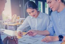 Web 3: veja as vantagens e impactos para os negócios casal olhando contrato