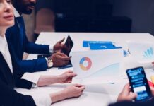 Feira do Empreendedor: conhecimento e competitividade para os pequenos negócios pessoas em um escritório durante reunião