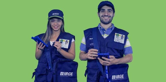 Dois recenseadores com uniforme do IBGE