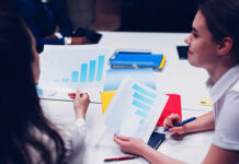 Líderes: se atentem para o metaverso ou encarem obsoletismo dos negócios no futuro mulheres em reunião de trabalho