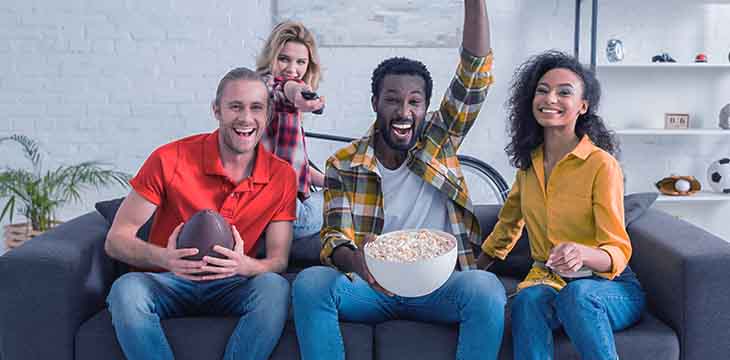 amigos assistindo jogo na tv