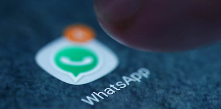 celular com ícone do aplicativo whatsapp