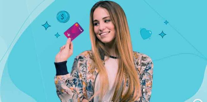 mulher segurando cartão da Ame