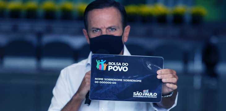 Doria segurando o cartão Bolsa do Povo