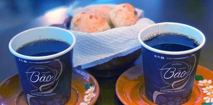 Dois cafés Cheirin Bão e uma cesta de pão de queijo