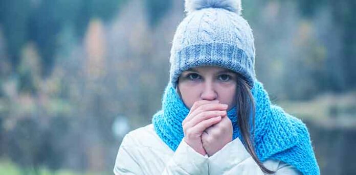 o que vender no inverno mulher com roupa de frio
