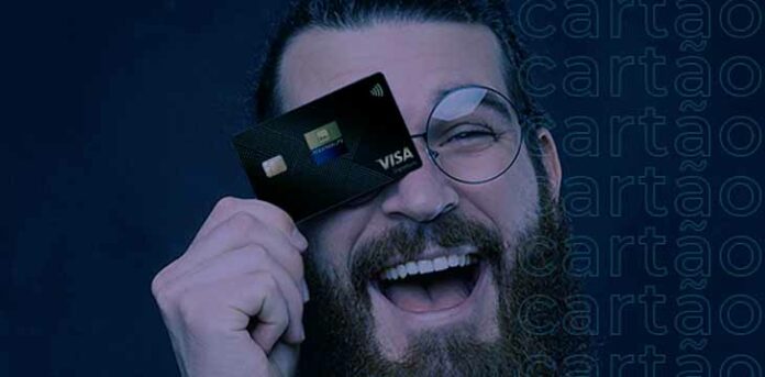 itaupersonalite3 homem segurando o cartão do itaú