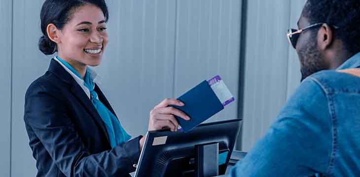 Mulher segurando passaporte com visto