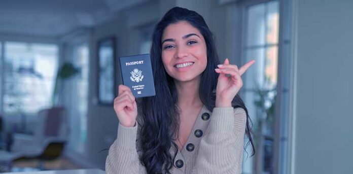 menina segurando um passaporte