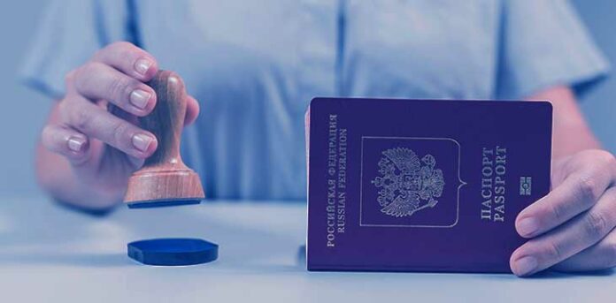 Pessoa carimbando passaporte