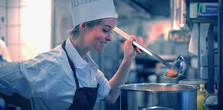 menina cozinhando
