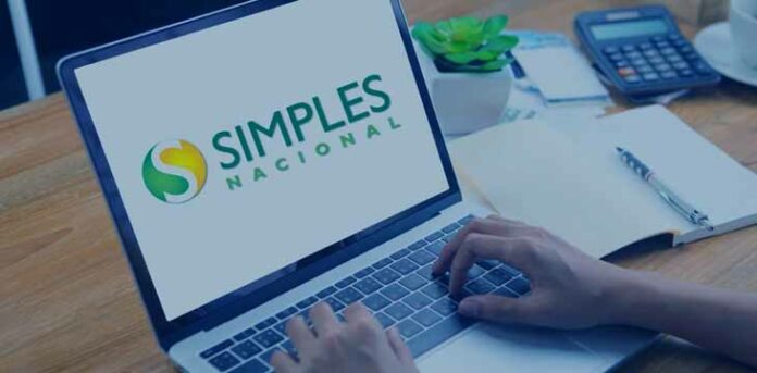 Declaração Anual do MEI pessoa abrindo o site do Simples Nacional