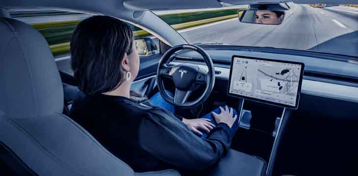 uma mulher digindo um carro da tesla