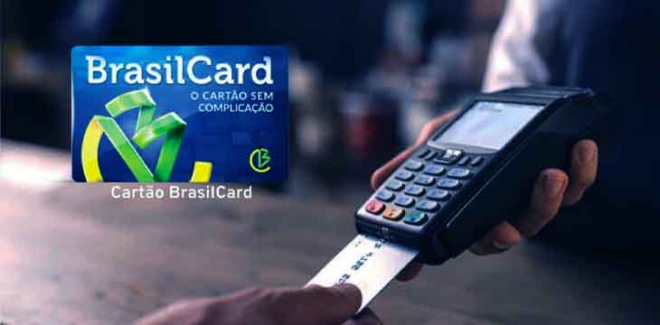 cartão BrasilCard sendo inserido na maquininha