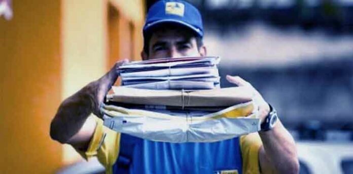 carteiro entregando correspondência