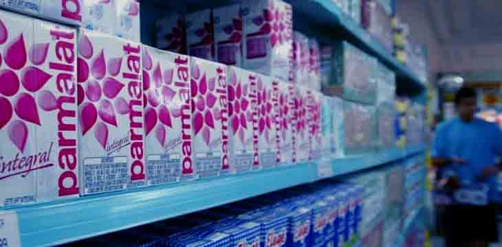 prateleira de mercado com caixas de leite
