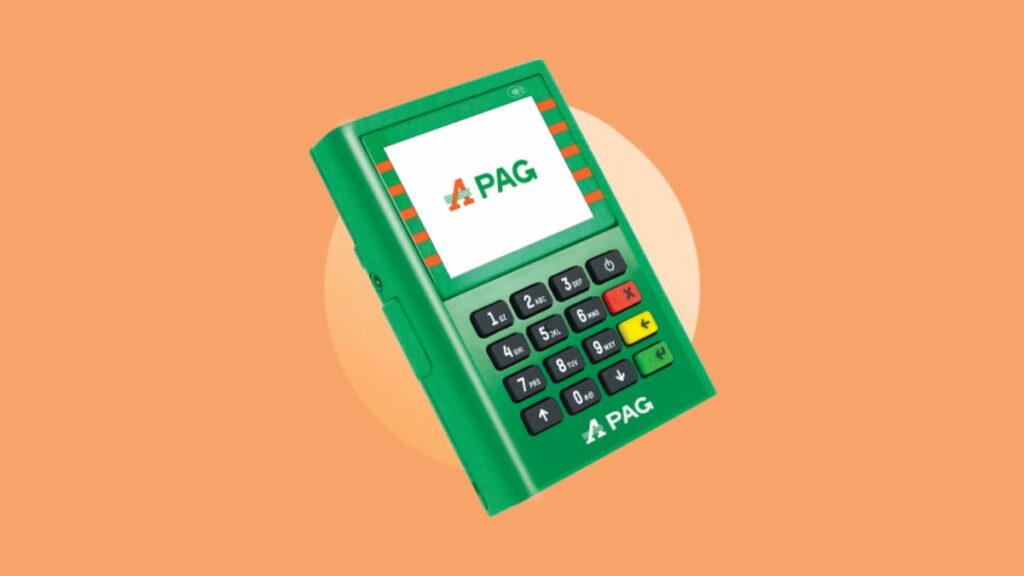 Máquina de cartão Apag na cor verde, sobre um fundo laranja