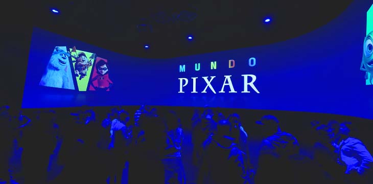 Pessoas visitando a exposição Mundo Pixar