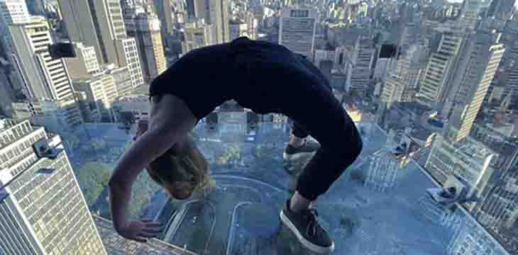 Menina fazendo acrobacia no deck do Sampa Sky