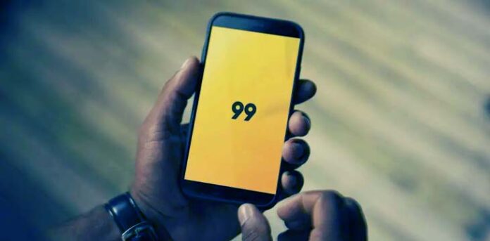 993 Pessoa segurando celular com o aplicativo 99 aberto