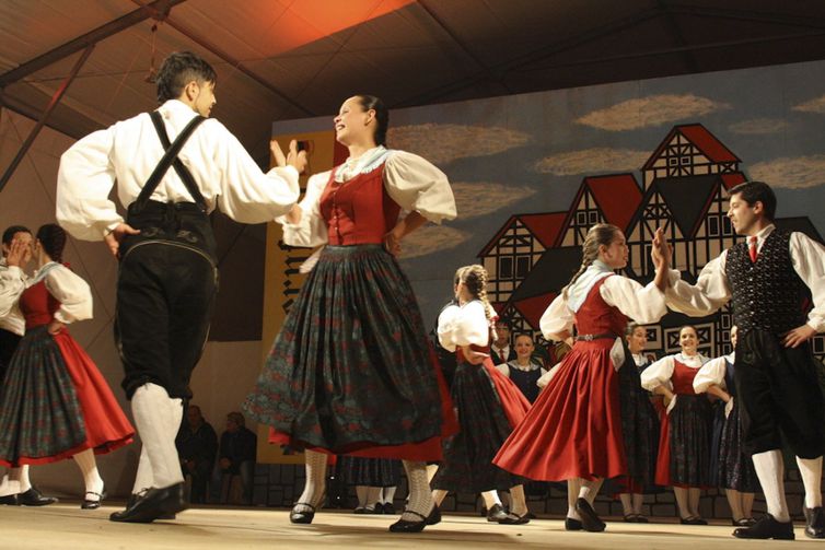 Casais fazem tradicional dança alemã na Bauernfest, em Petrópolis