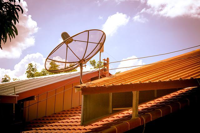 Antena parabólica tradicional instalada no telhado de uma casa