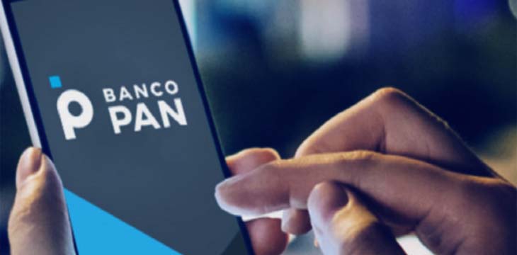 pessoa mexendo no aplicativo do banco Pan