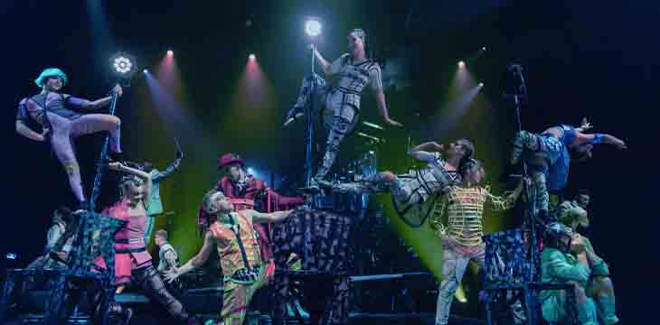 Acrobatas do Cirque du Soleil em um palco