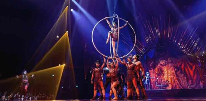 Acrobata do Cirque du Soleil em um palco
