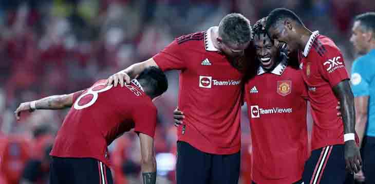 jogadores do Manchester United abraçados