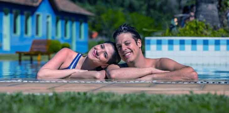 Fábio Porchat e Dani Calabresa lado a lado na piscina