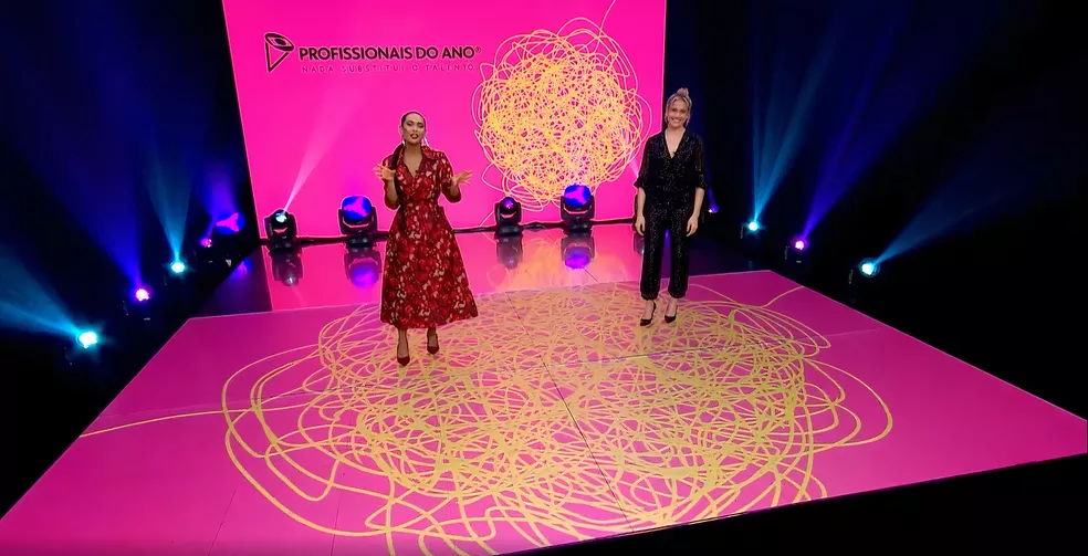 Taís Araujo e Fernanda Gentil no palco do Prêmio Profissionais do Ano de 2021