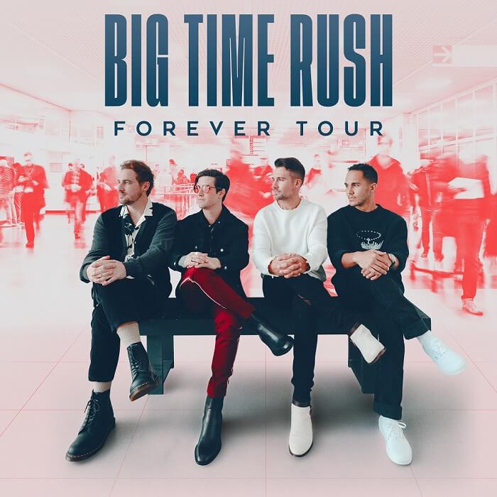 Banner com os quatro integrantes da Big Time Rush sentados em um banco