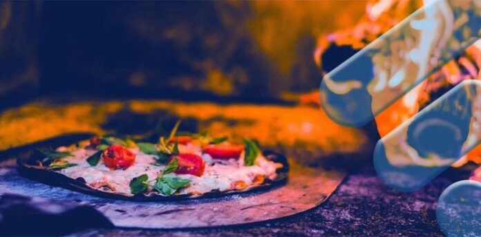 Pizza assando no forno a lenha