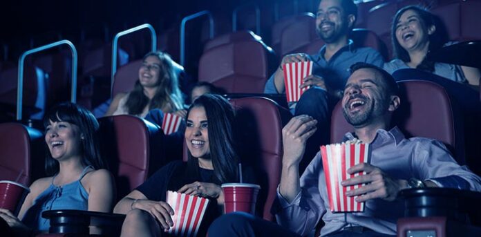 pessoas no cinema comendo pipoca