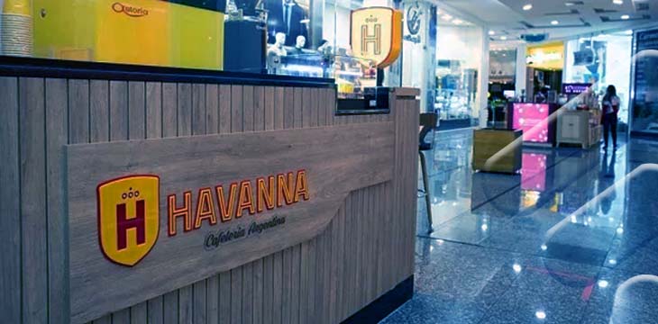 Balcão com logo da franquia Havanna em quiosque no corredor de um shopping