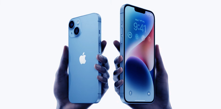 duas mãos segurando iphone